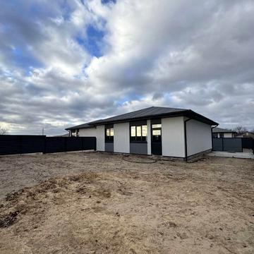 Зоряна вул., 25