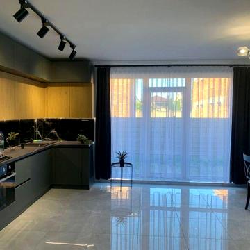 Оренда таунхауса з сонячними батареями, білим ремонтом і меблями