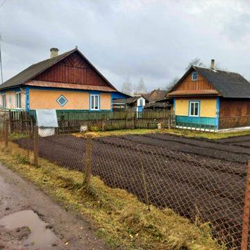 Продаж будинку з комунікаціями в центрі селища