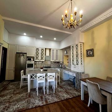 Леся Курбаса вул., 4