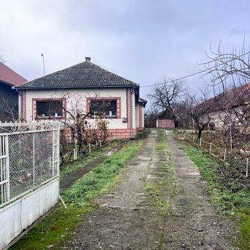 Продаж житлового будинку з великою ділянкою!