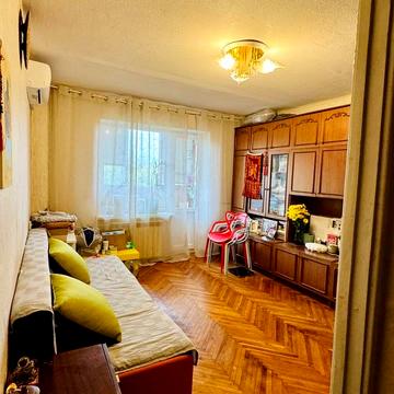 Романа Ратушного вул. (Волгоградська), 18