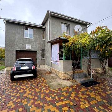 Двоповерховий будинок біля моря