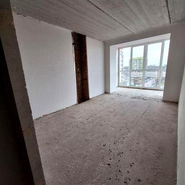 Простора 1к квартира з гардеробом в центрі міста!