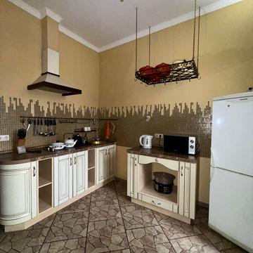 Гната Хоткевича вул. (Червоногвардійська), 8