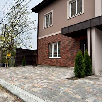 Центральна вул., 30