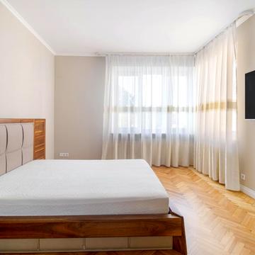 Павла Грабовського вул., 6