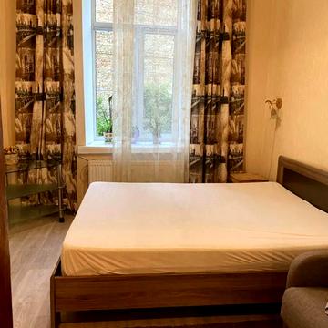 Набережно-Хрещатицька вул., 7