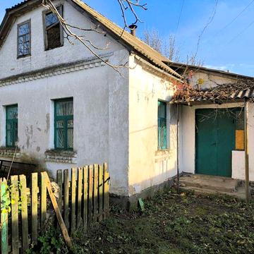 Продам цегляний будинок та 25сот.землі в селі де є ліс,озера та річка.