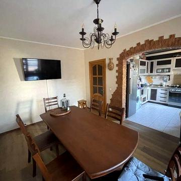 Продається простора  квартира