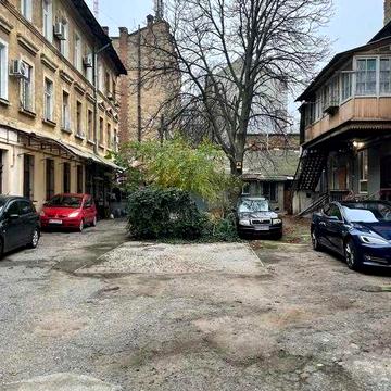 Продам 2-кімнатну квартиру в центрі з бонусом — власний підвал 50 м²!