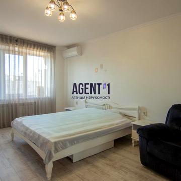 Академіка Кіпріанова вул., 4