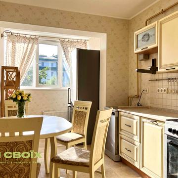 Комарова, 38