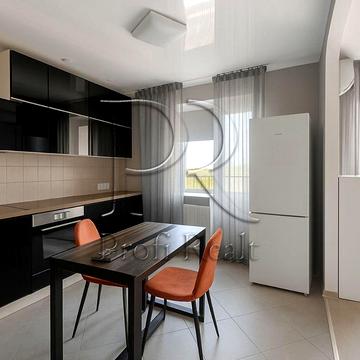 Валерія Лобановського вул., 31