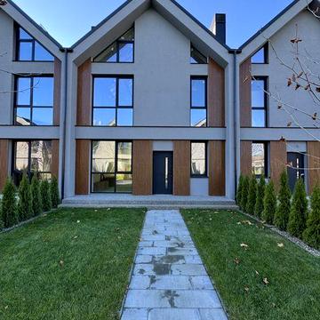 Сучасний таунхаус в центра Бучі з бомбосховищем та підвалом!