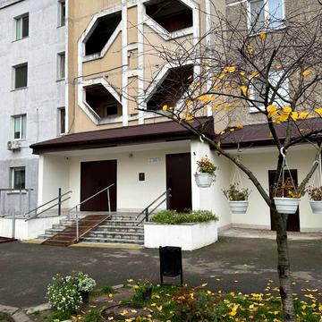 Анни Ахматової вул., 14-Б