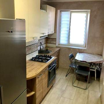 Здається однокімнатна поруч центр міста.