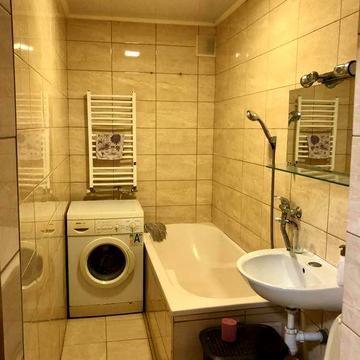 Здається однокімнатна поруч центр міста.