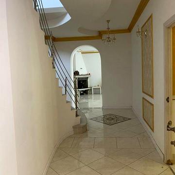 Продам будинок 450 м2. З бомбосховищем