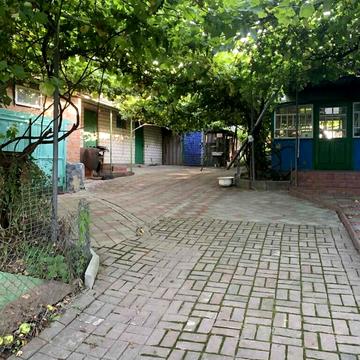 Космонавтів, 5