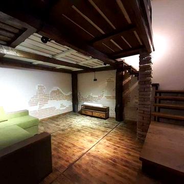 Приватний будинок біля березового скверу