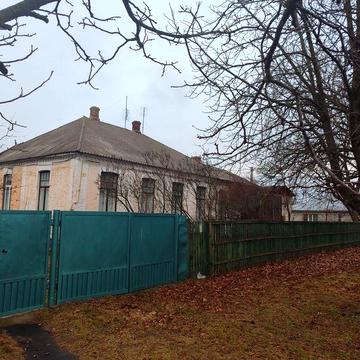 Лише обмін частини будинку на квартиру, продажу немає