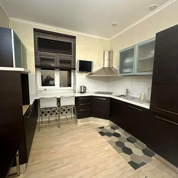 Інститутська вул., 24/7