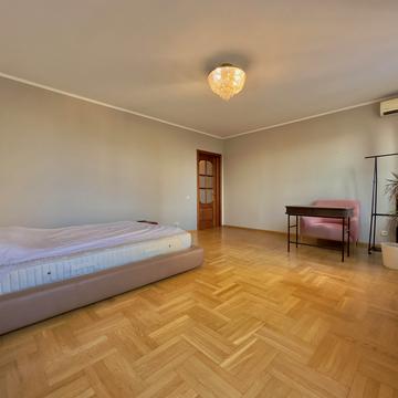 Юрія Шумського вул., 1