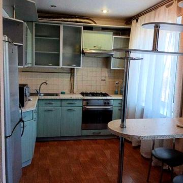 Продам двокімнатну квартиру в центрі