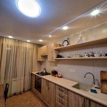 Простора 4-кімнатна на Типографії ТЦ " Плазма"