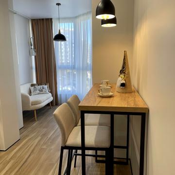 Молодіжна, 10