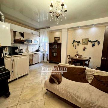 Будинок 90 м² на вул. Дачній з ремонтом та подвір’ям