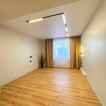 Квартира з новим ремонтом, автономним опаленням та окремим входом