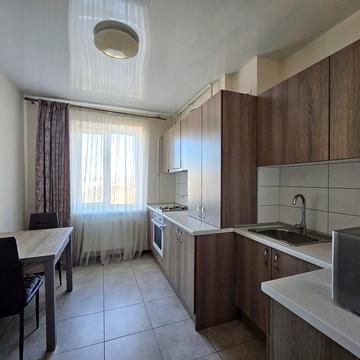 Черкаська вул., 8