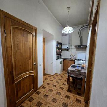 Продам 2 кімнатну квартиру, можна під комерцію!