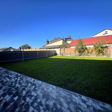 Котедж з ремонтом та великою ділянкою