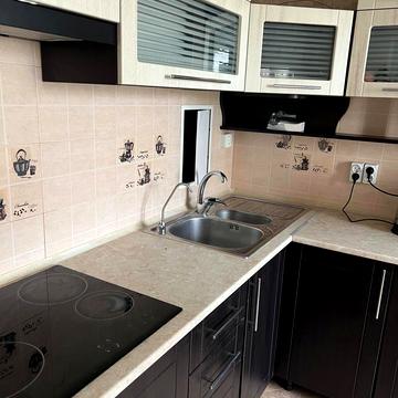 Тролейбусна вул., 8