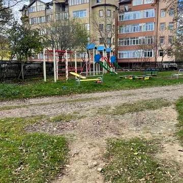 Продаж 2 км квартири в затишному районі.