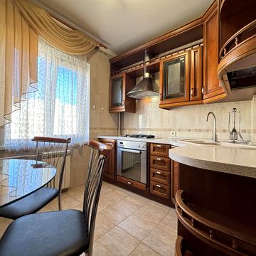 Сержа Лифаря вул. (Олександра Сабурова), 1а