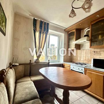 Стадіонна вул., 13