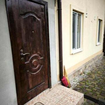 Оренда части будинку біля фавориту