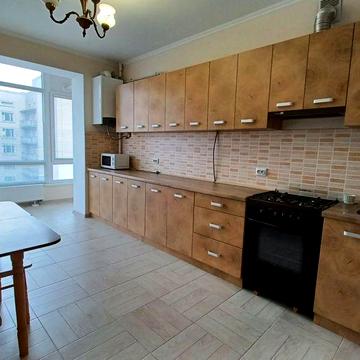 Здається простора 1км квартира біля парку !!!