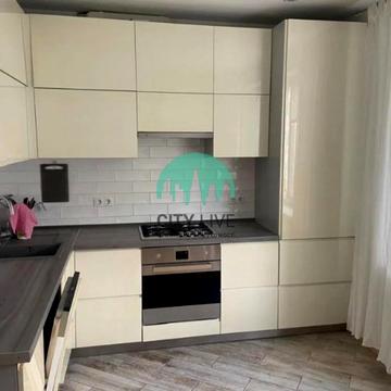 Тролейбусна вул., 28