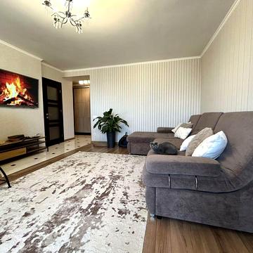 Продам гарну, 2-кімнатну квартиру в центрі разом з кладовою!