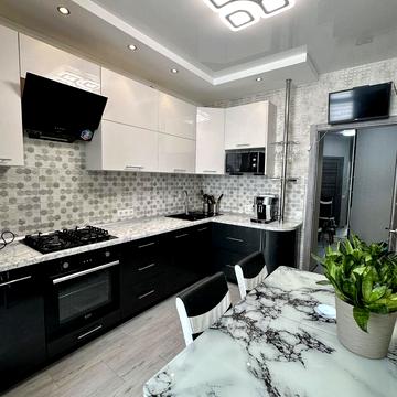 Героїв Небесної Сотні просп., 28