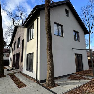 Марії Зерової вул., 2