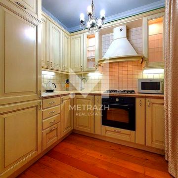 Печерськ. 3-кімн. "Сталінка" з Дизайнерським Ремонтом та Гардеробом!