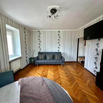 Варшавська вул., 33/7