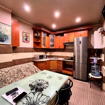 Бескидська вул., 10