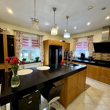 Будинок 300 кв.м. З усіма Комунікаціями в масиві Канадське село!